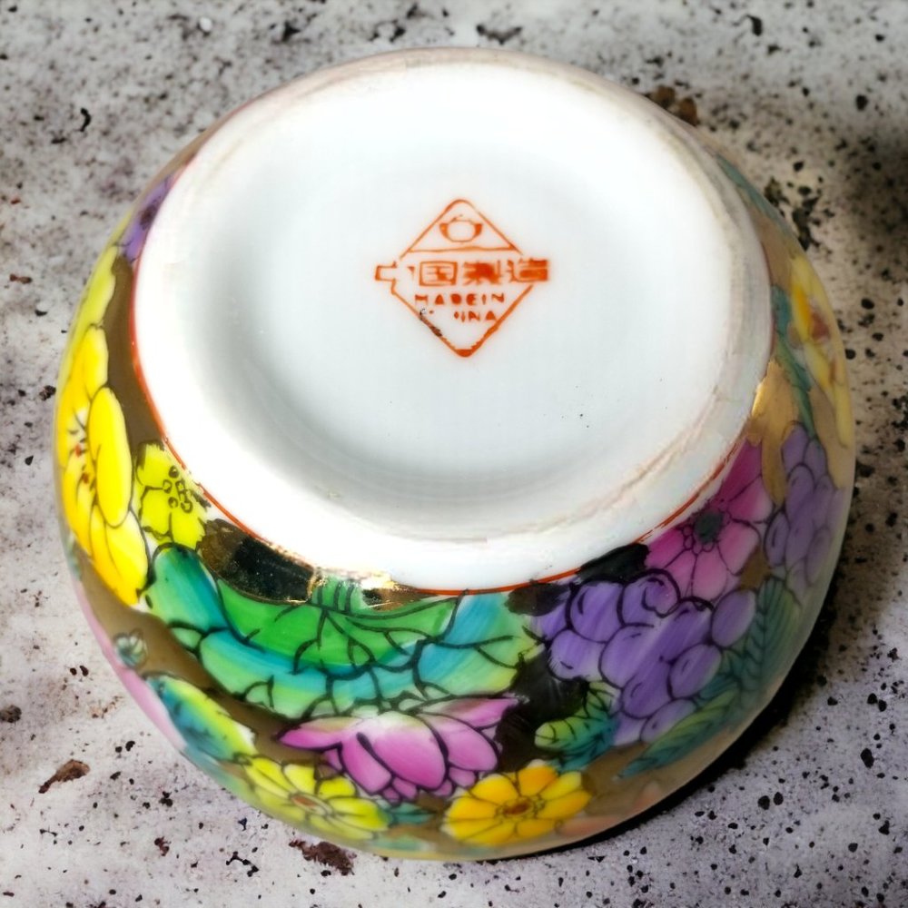 Vintage Chinese Ginger Jar Colorful Famille Rose Vase W/ Flowers & Gold Trim - Picture 3 of 9